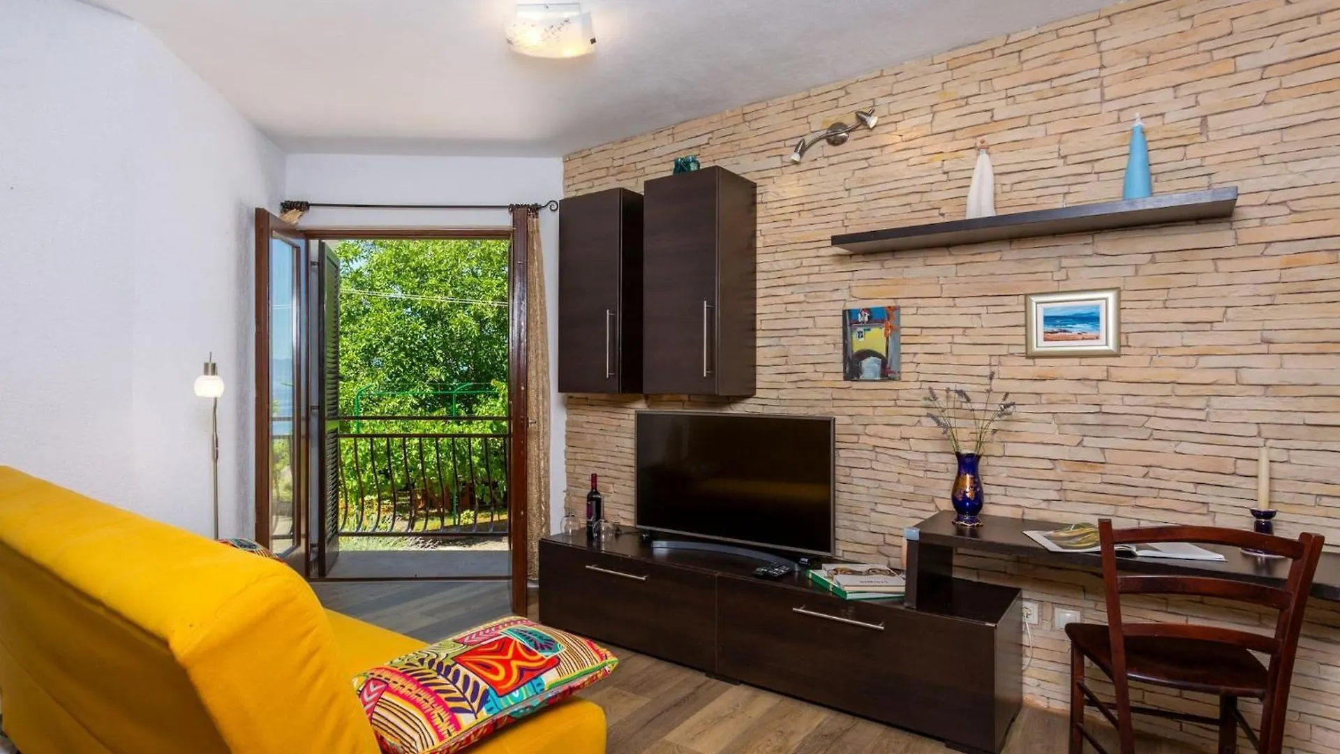 1 Bedroom Apartment With Terrace Njivice