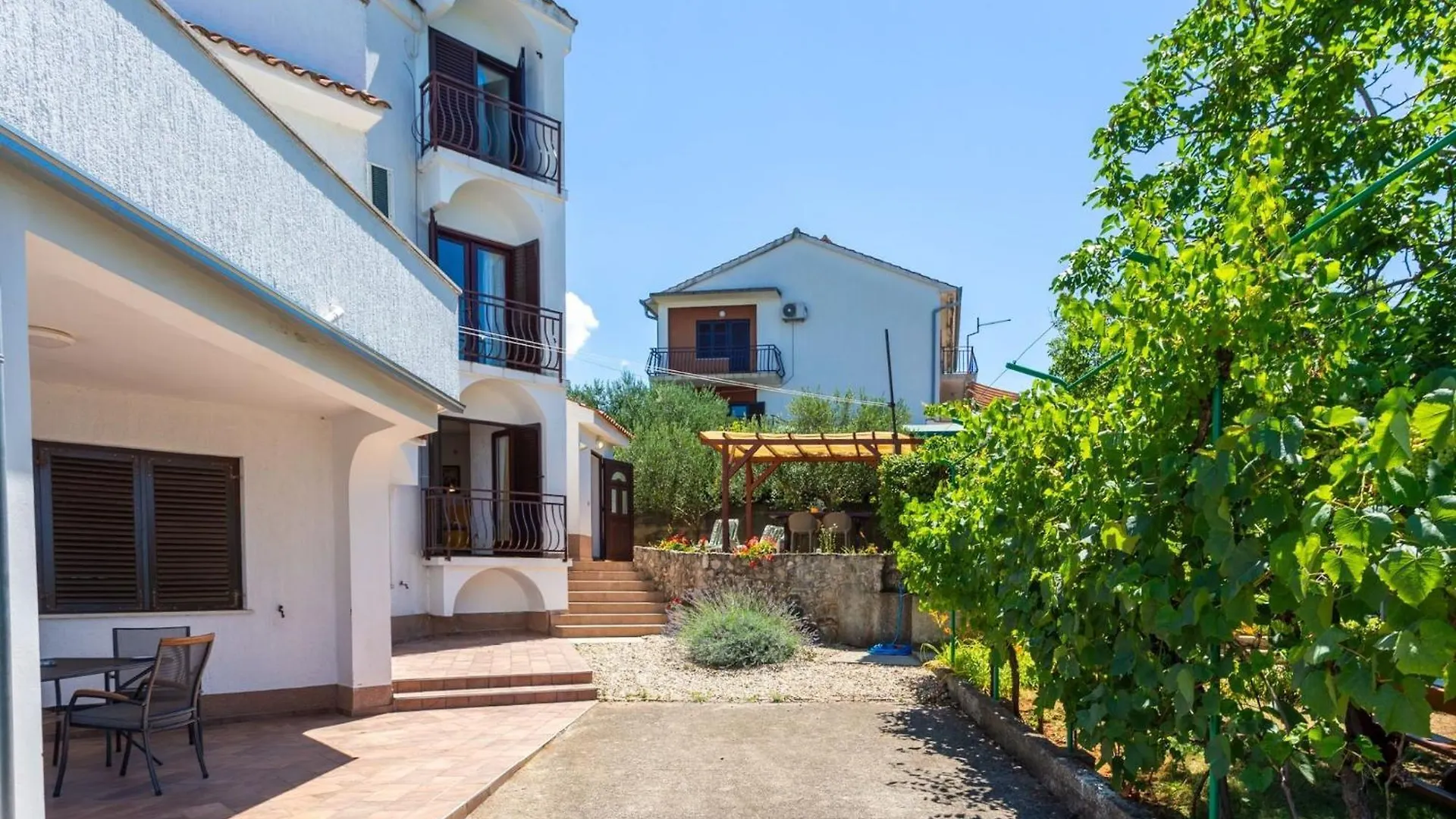 1 Bedroom Apartment With Terrace Njivice 0*,